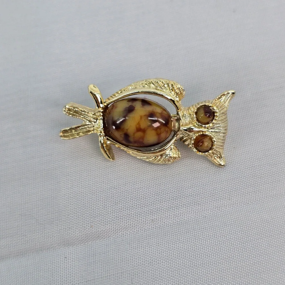 Vintage Gold Tone Owl Brooch Faux Amber Tortoiseshell Cabochon Bird Pin 1.5